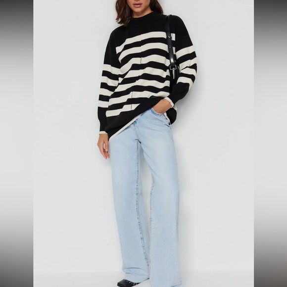 08 Chic Oversize Color Block Sweater - Picture 3 of 4